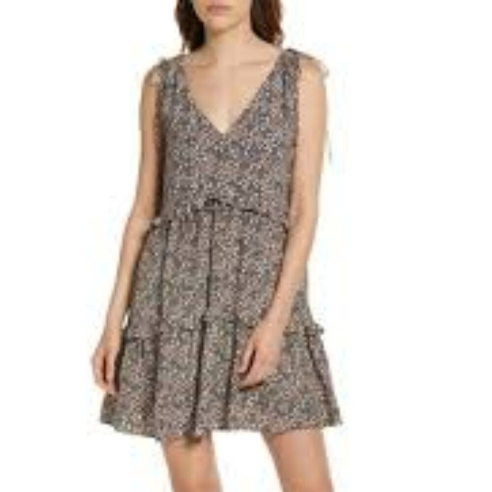 Rails. Flattering Fit. A Closet Must have. Janelle Dress. V-Neck, knee length. M